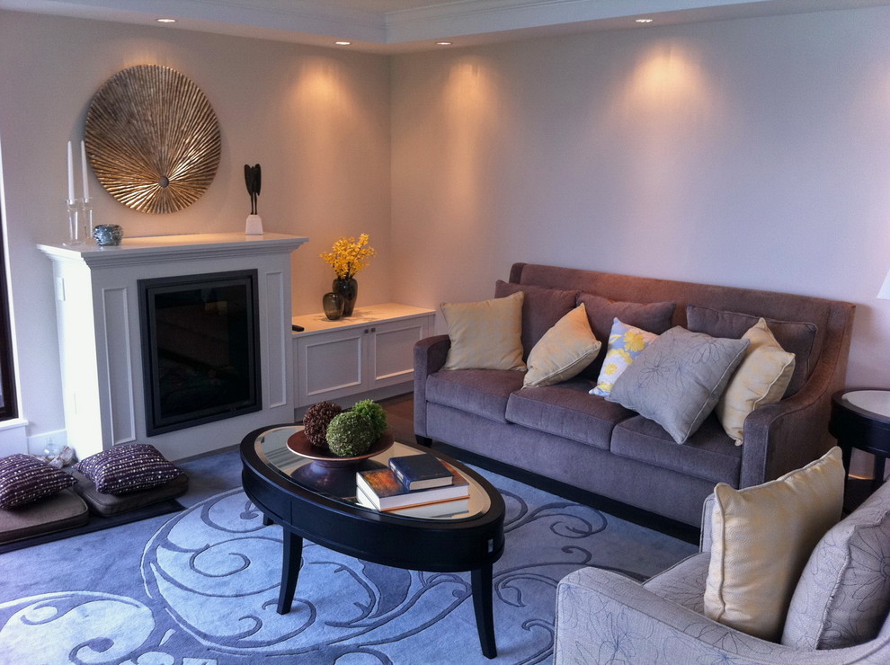 Mittelgroßes, Repräsentatives, Fernseherloses, Abgetrenntes Modernes Wohnzimmer mit beiger Wandfarbe, dunklem Holzboden, Kamin und verputzter Kaminumrandung in Vancouver