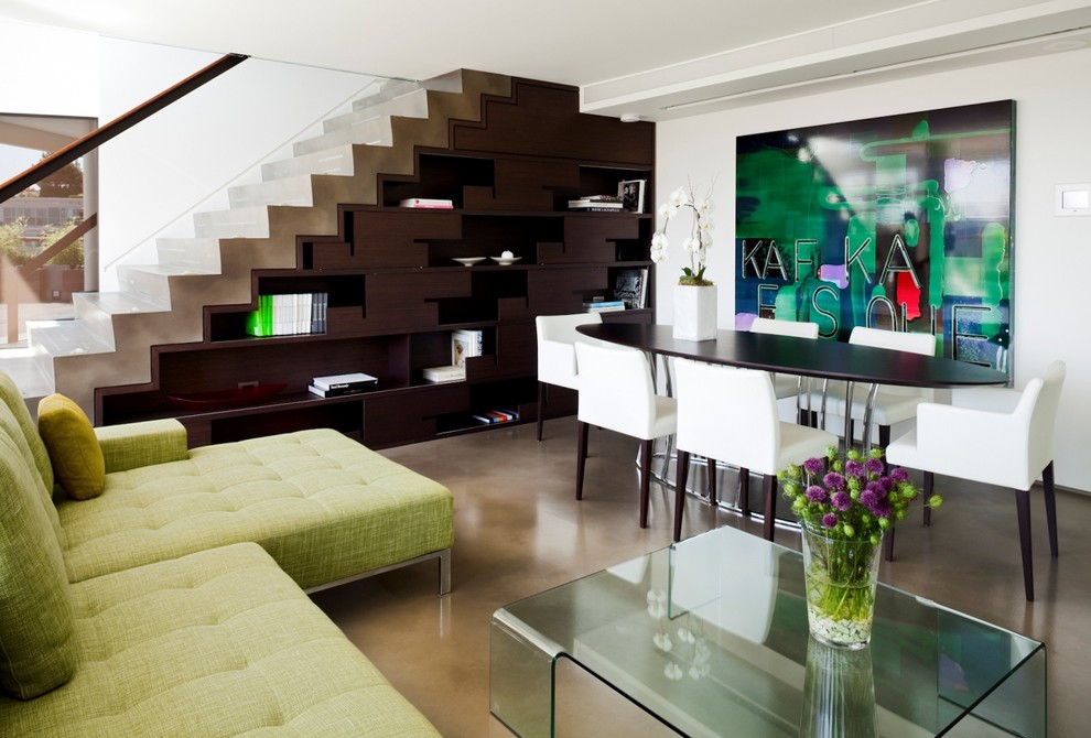 Стильный дизайн: гостиная комната в современном стиле с белыми стенами и бетонным полом - последний тренд