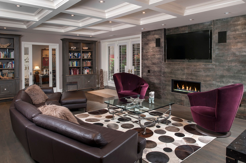 Exemple d'un grand salon tendance ouvert avec un mur multicolore, une cheminée standard, un manteau de cheminée en carrelage et un téléviseur encastré.
