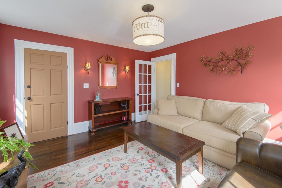 Источник вдохновения для домашнего уюта: изолированная гостиная комната в классическом стиле с красными стенами и темным паркетным полом