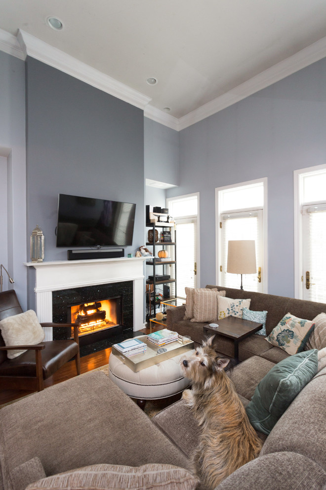 Idéer för ett mellanstort modernt separat vardagsrum, med ett finrum, blå väggar, mellanmörkt trägolv, en standard öppen spis, en spiselkrans i betong och en väggmonterad TV
