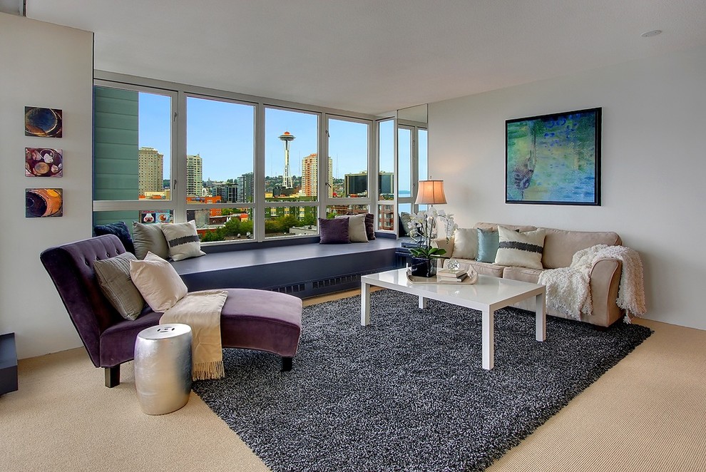 Großes, Repräsentatives, Fernseherloses, Offenes Modernes Wohnzimmer ohne Kamin mit beiger Wandfarbe, Teppichboden und beigem Boden in Seattle