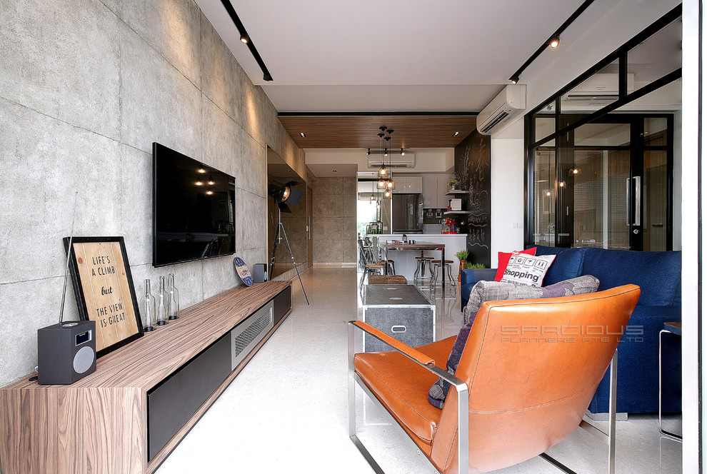 Mittelgroßes, Repräsentatives, Offenes Industrial Wohnzimmer mit grauer Wandfarbe, Marmorboden und TV-Wand in Singapur