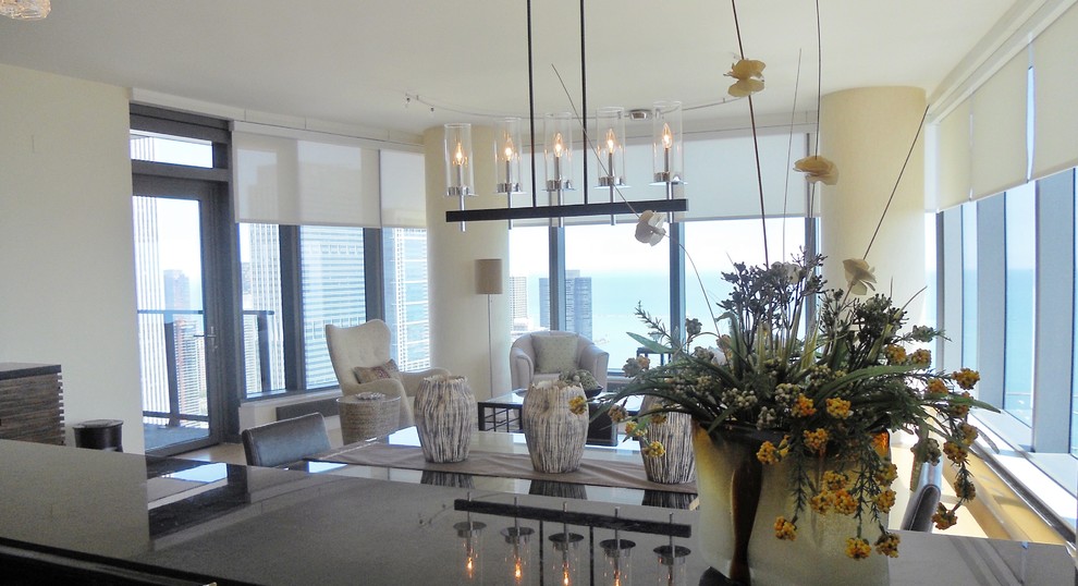 Immagine di un soggiorno design di medie dimensioni e aperto con pareti gialle, TV a parete, parquet chiaro e pavimento beige