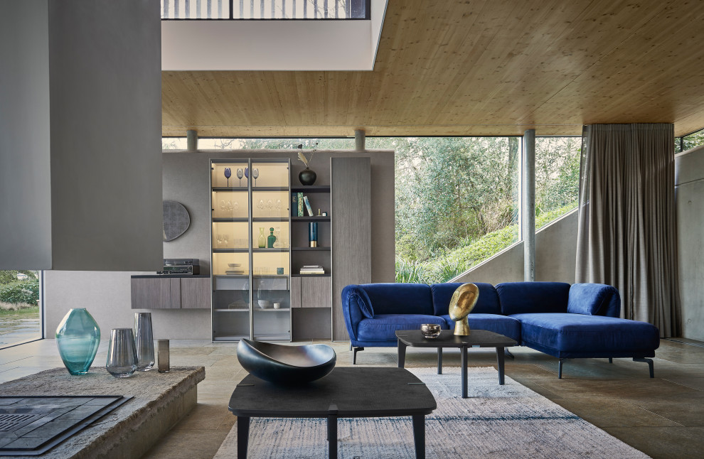 Источник вдохновения для домашнего уюта: гостиная комната в современном стиле с подвесным камином и деревянным потолком