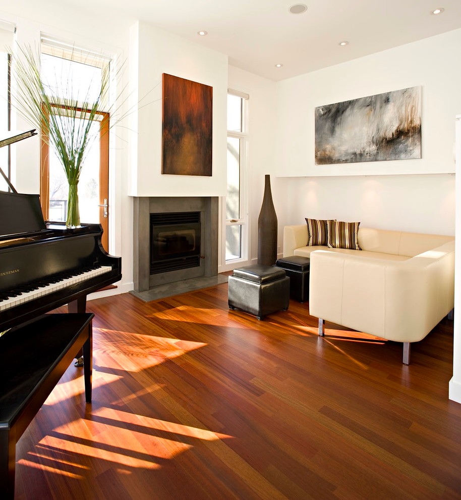 Kleines, Fernseherloses Modernes Musikzimmer im Loft-Stil mit weißer Wandfarbe und braunem Holzboden in Calgary