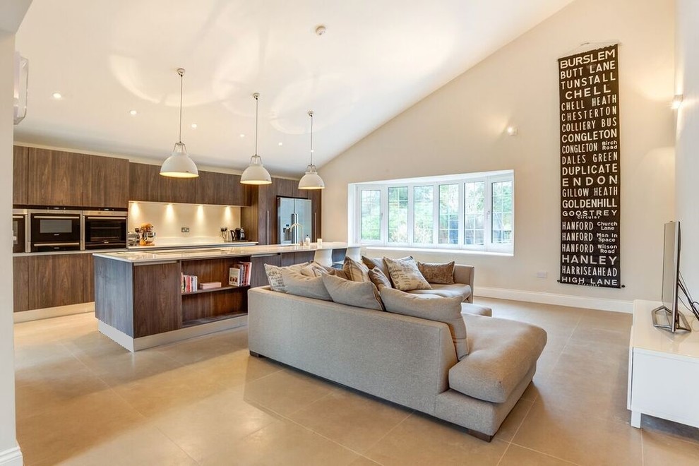 Modernes Wohnzimmer mit weißer Wandfarbe und freistehendem TV in Cheshire