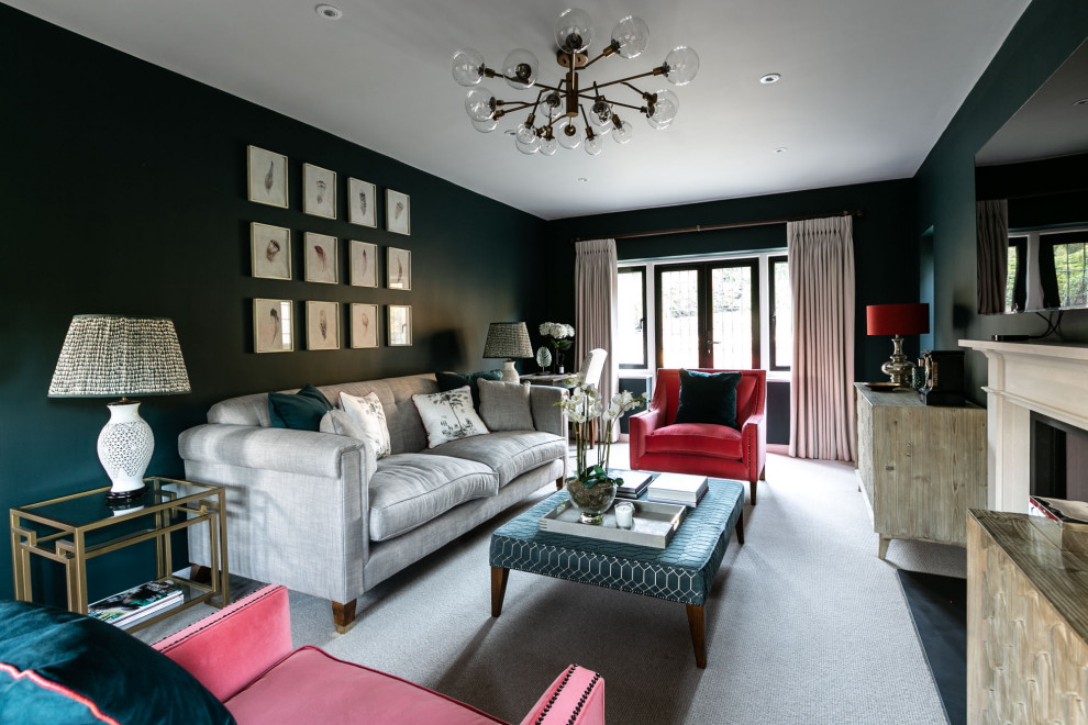 На фото: гостиная комната в стиле неоклассика (современная классика) с черными стенами, ковровым покрытием, стандартным камином, телевизором на стене и серым полом с
