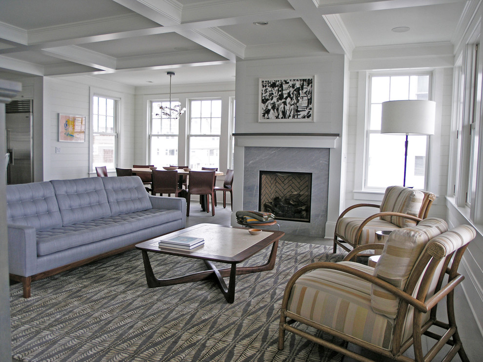 Mittelgroßes, Fernseherloses, Offenes Modernes Wohnzimmer mit Kaminumrandung aus Stein, weißer Wandfarbe, braunem Holzboden und Kamin in New York