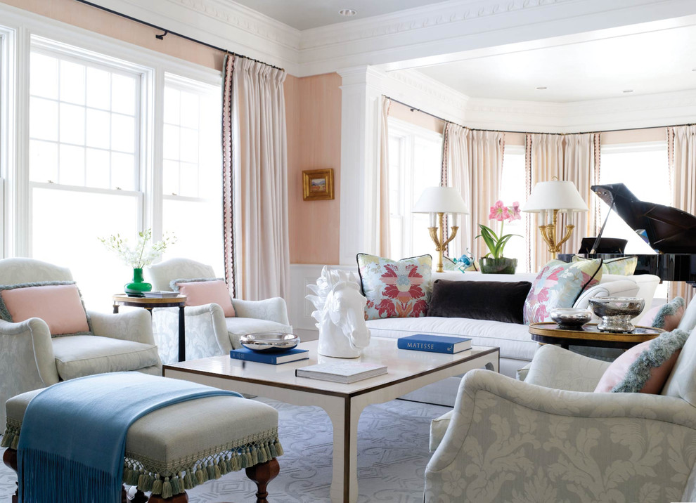 Источник вдохновения для домашнего уюта: гостиная комната в классическом стиле с розовыми стенами