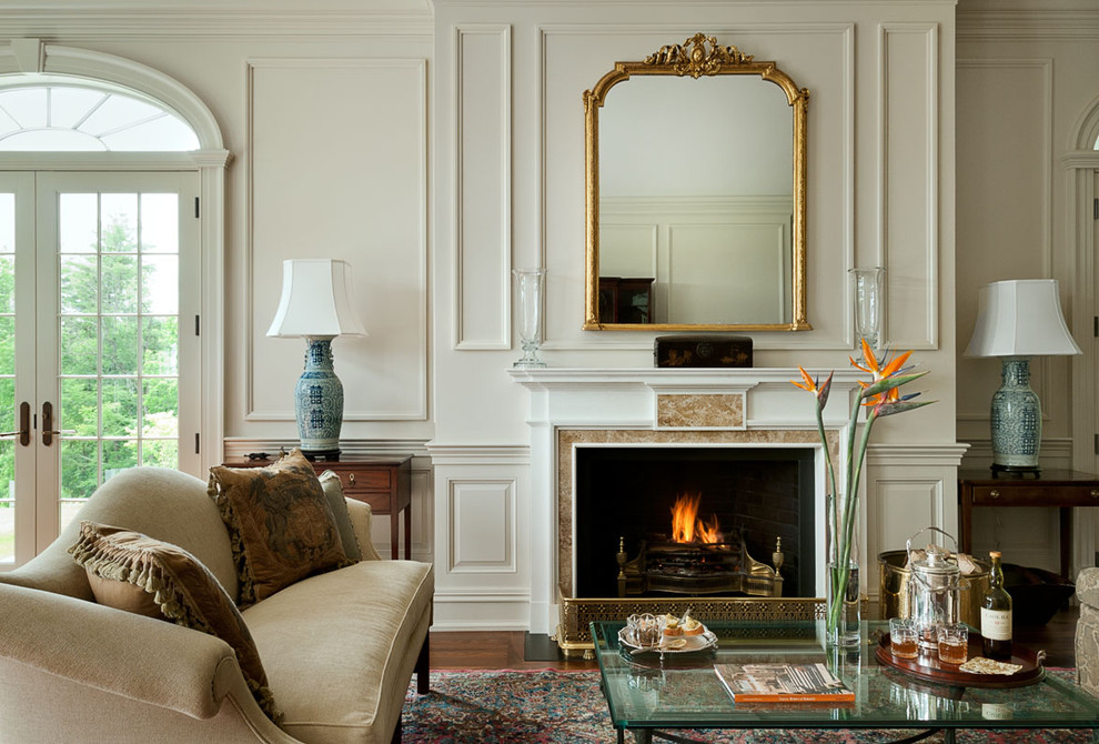 Источник вдохновения для домашнего уюта: гостиная комната в классическом стиле с белыми стенами и стандартным камином