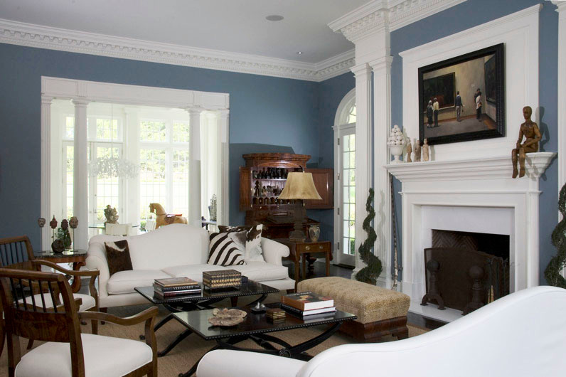 На фото: парадная, изолированная гостиная комната среднего размера в стиле фьюжн с синими стенами, стандартным камином, фасадом камина из камня и телевизором на стене с