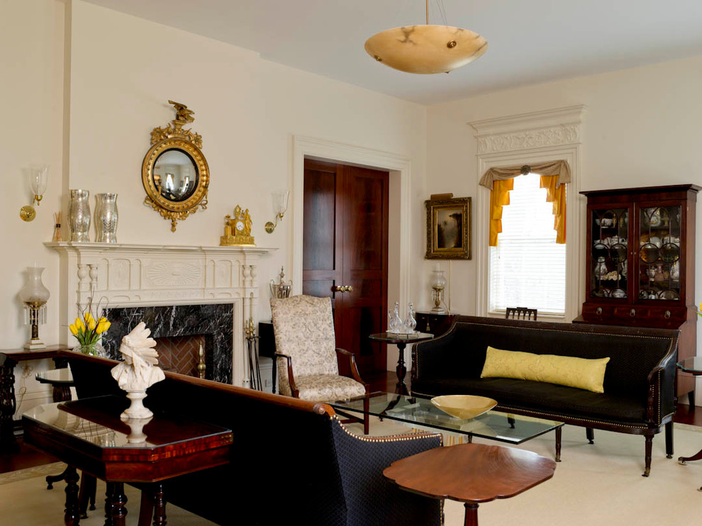 Esempio di un grande soggiorno classico aperto con sala formale, pareti bianche, moquette, camino classico e nessuna TV