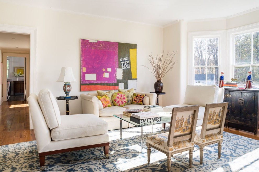 Repräsentatives, Fernseherloses Stilmix Wohnzimmer mit beiger Wandfarbe und braunem Holzboden in New York