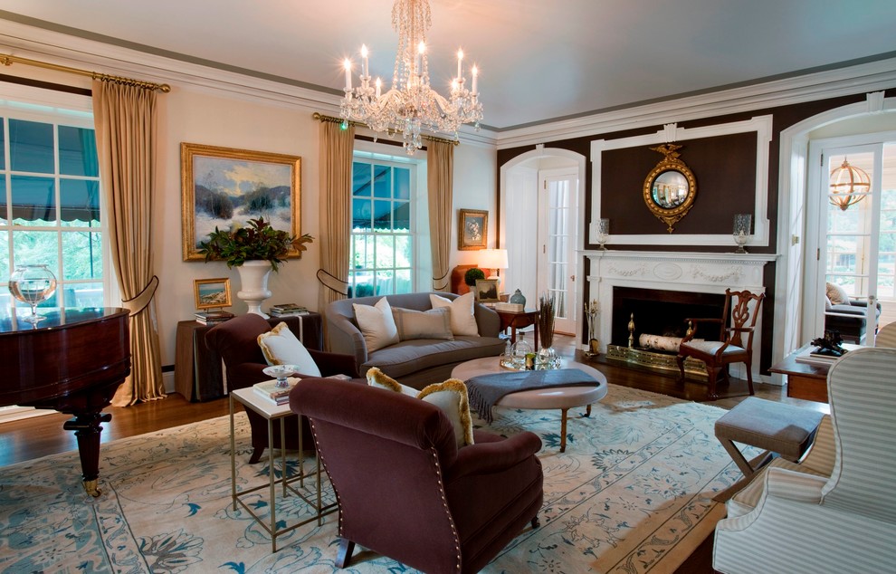 Стильный дизайн: гостиная комната в классическом стиле с коричневыми стенами и стандартным камином - последний тренд