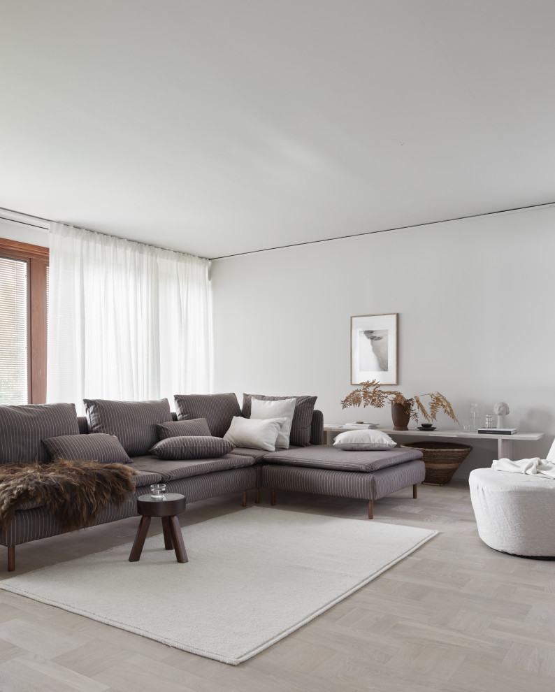 Idee per un soggiorno minimalista con parquet chiaro