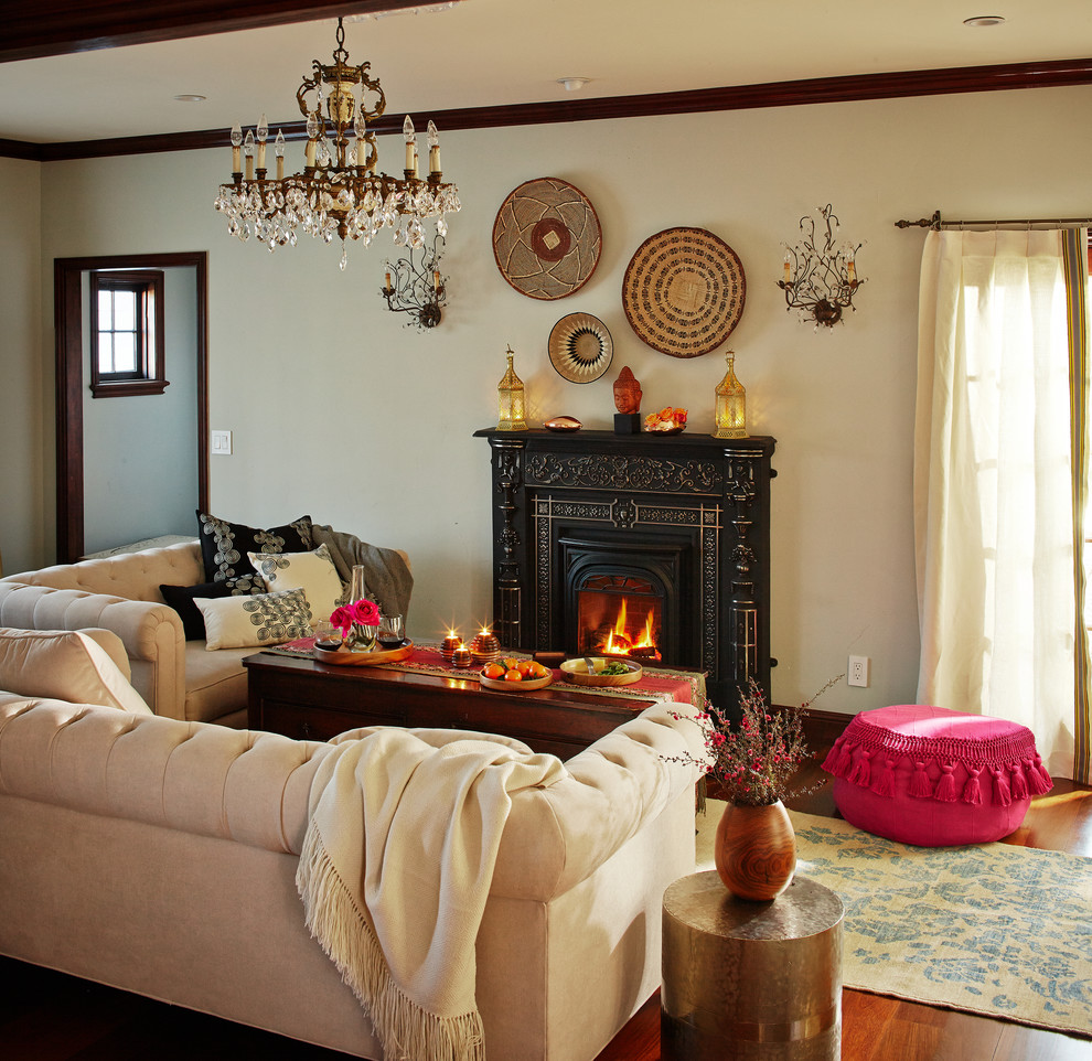 Idee per un soggiorno eclettico con pareti beige, camino classico e nessuna TV