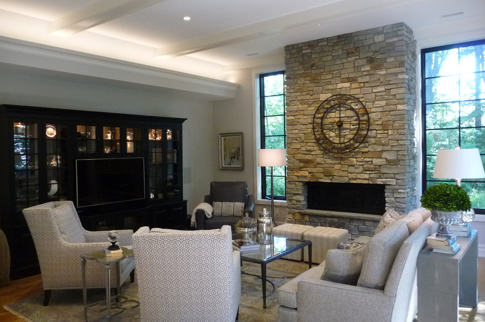 Imagen de salón abierto clásico renovado de tamaño medio con paredes beige, suelo de madera clara, chimenea lineal, marco de chimenea de piedra y pared multimedia