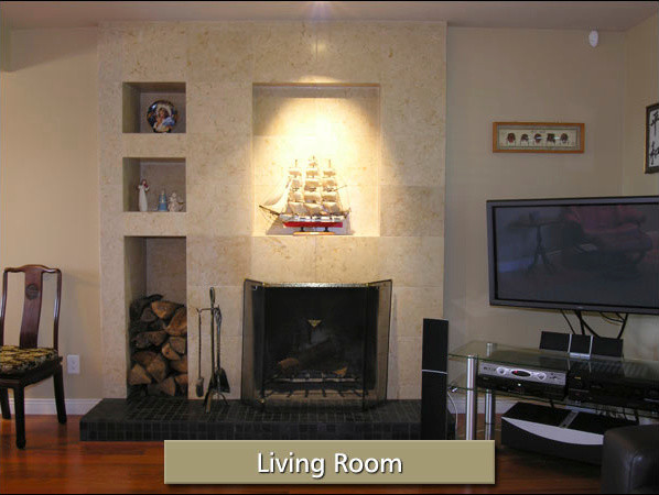 Kleines, Repräsentatives, Offenes Klassisches Wohnzimmer mit freistehendem TV, beiger Wandfarbe, braunem Holzboden, Kamin und gefliester Kaminumrandung in Vancouver