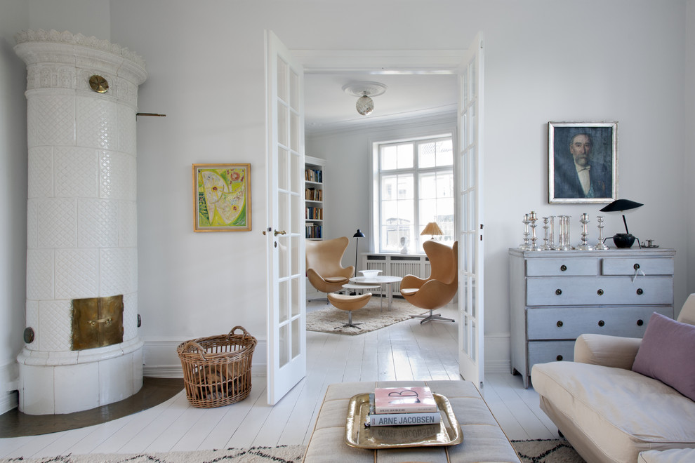 Idées déco pour un grand salon scandinave fermé avec un mur blanc, parquet peint, une cheminée d'angle et aucun téléviseur.