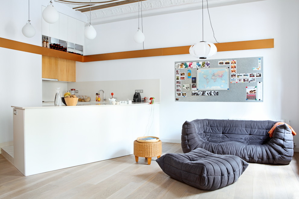 Großes, Repräsentatives, Fernseherloses, Offenes Modernes Wohnzimmer ohne Kamin mit weißer Wandfarbe und hellem Holzboden in Barcelona