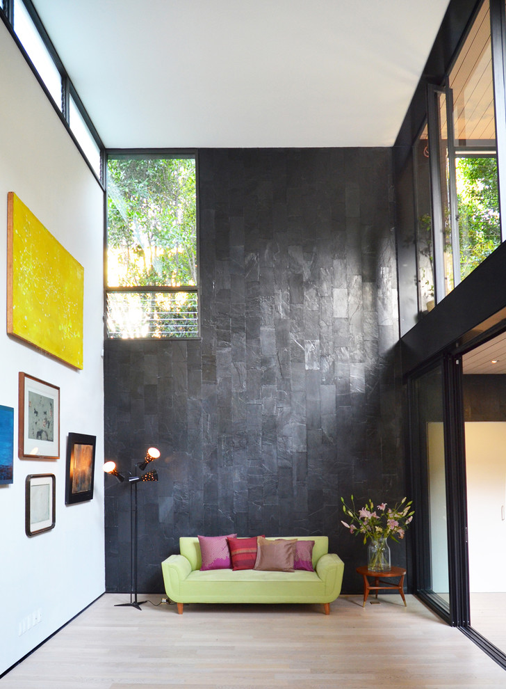 Foto på ett funkis vardagsrum, med svarta väggar