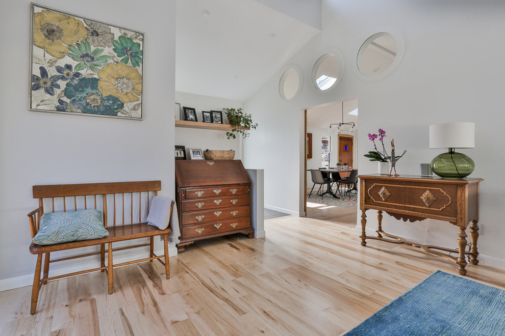 Idee per un soggiorno design di medie dimensioni e chiuso con pareti bianche, parquet chiaro, stufa a legna, TV a parete e pavimento beige