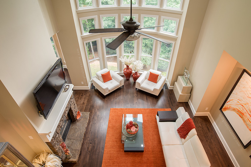 Repräsentatives, Abgetrenntes, Fernseherloses Modernes Wohnzimmer ohne Kamin mit beiger Wandfarbe und dunklem Holzboden in Atlanta