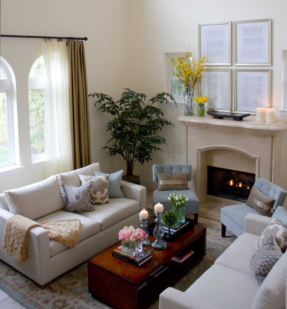 На фото: изолированная гостиная комната в классическом стиле с стандартным камином и красивыми шторами с