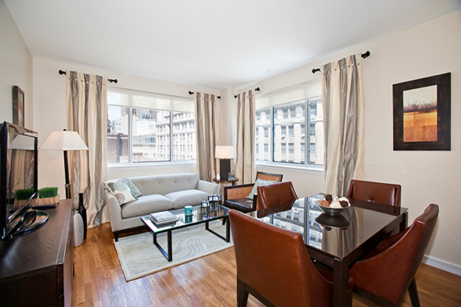 Foto di un piccolo soggiorno minimal aperto con sala formale, pareti bianche, pavimento in legno massello medio e TV autoportante