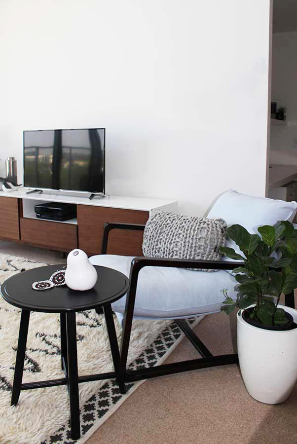 Modelo de salón abierto y blanco contemporáneo grande con paredes blancas, moqueta, televisor independiente, suelo beige y alfombra