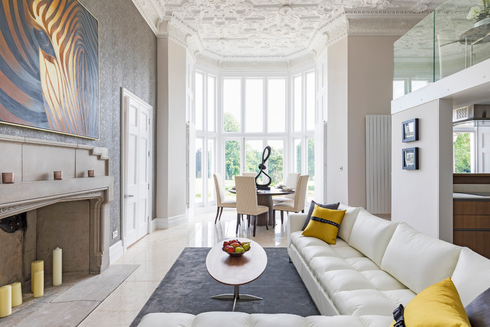Immagine di un ampio soggiorno tradizionale aperto con camino classico, nessuna TV, pavimento beige e pareti grigie