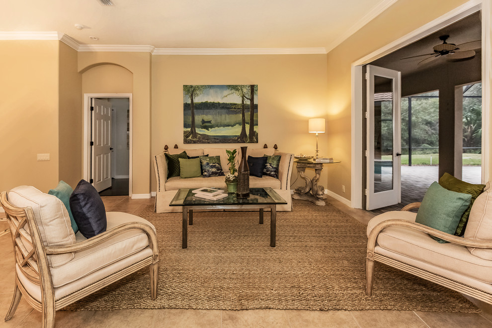 Immagine di un ampio soggiorno contemporaneo aperto con pareti beige, pavimento in gres porcellanato e pavimento beige