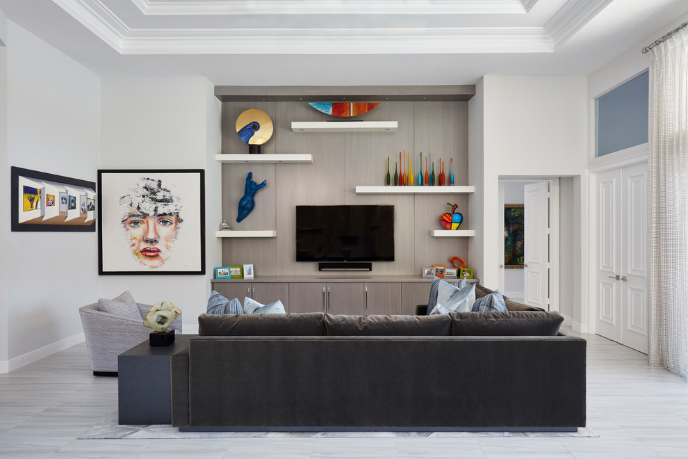 Esempio di un grande soggiorno contemporaneo aperto con pareti bianche, pavimento in legno verniciato, TV autoportante e pavimento grigio