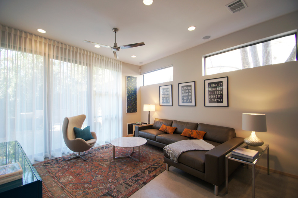 Modelo de salón abierto minimalista pequeño con paredes beige y suelo de cemento