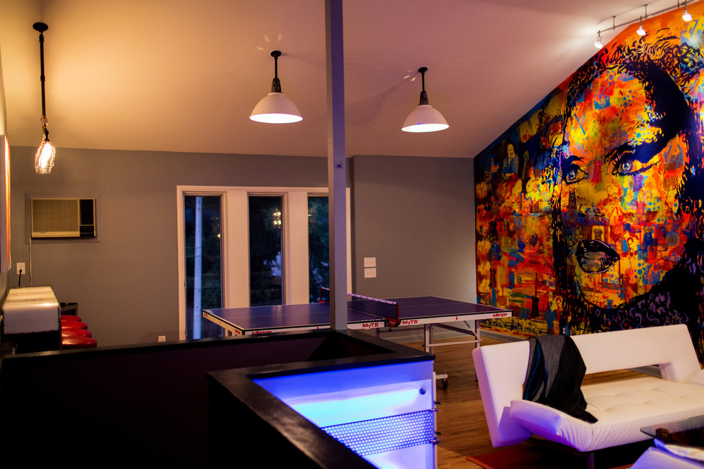 Immagine di un grande soggiorno design stile loft con pareti viola, parquet scuro, camino lineare Ribbon, cornice del camino piastrellata e TV a parete