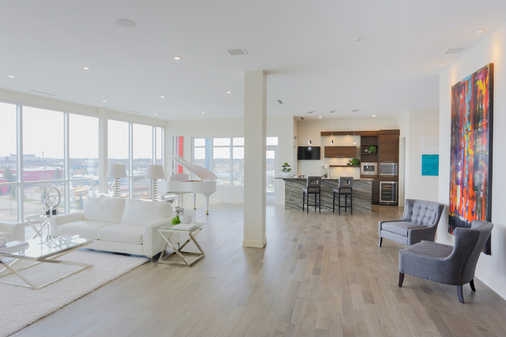 Mittelgroßes, Offenes Modernes Wohnzimmer mit Hausbar, grauer Wandfarbe, Porzellan-Bodenfliesen, Kaminumrandung aus Holz und TV-Wand in Calgary