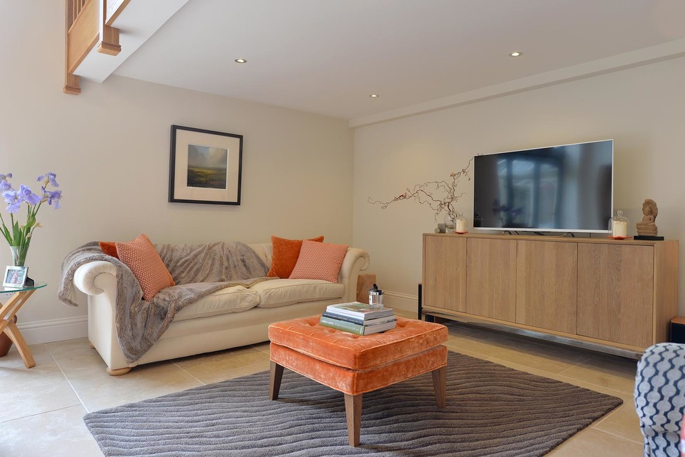 Esempio di un grande soggiorno contemporaneo aperto con pareti bianche, pavimento in pietra calcarea e TV autoportante