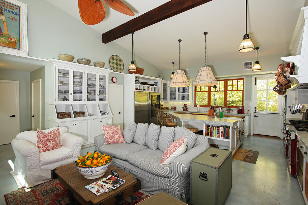 Источник вдохновения для домашнего уюта: гостиная комната в стиле кантри с бетонным полом