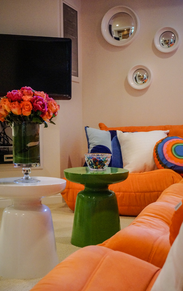 Imagen de salón abierto contemporáneo grande con paredes beige, moqueta y televisor colgado en la pared