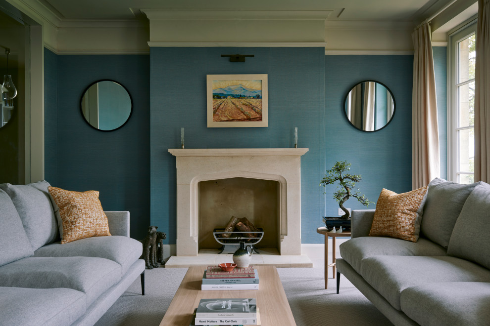 Foto på ett stort vintage vardagsrum, med ett finrum, blå väggar, heltäckningsmatta, en standard öppen spis, en spiselkrans i sten och grått golv
