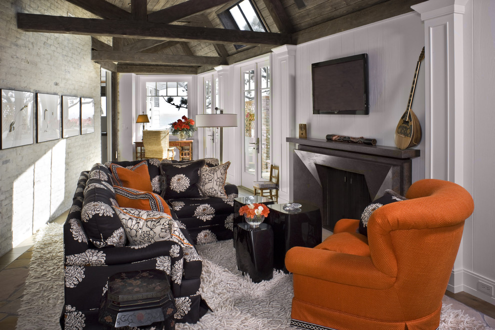Foto di un soggiorno design di medie dimensioni con camino classico e TV a parete