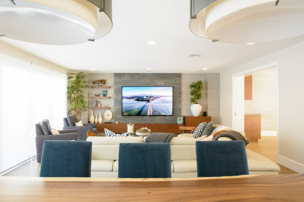 Großes, Repräsentatives, Offenes Modernes Wohnzimmer ohne Kamin mit beiger Wandfarbe, hellem Holzboden, TV-Wand und braunem Boden in Orange County