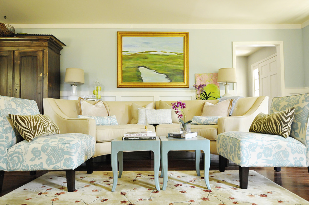 Пример оригинального дизайна: гостиная комната в классическом стиле с синими стенами и ковром на полу