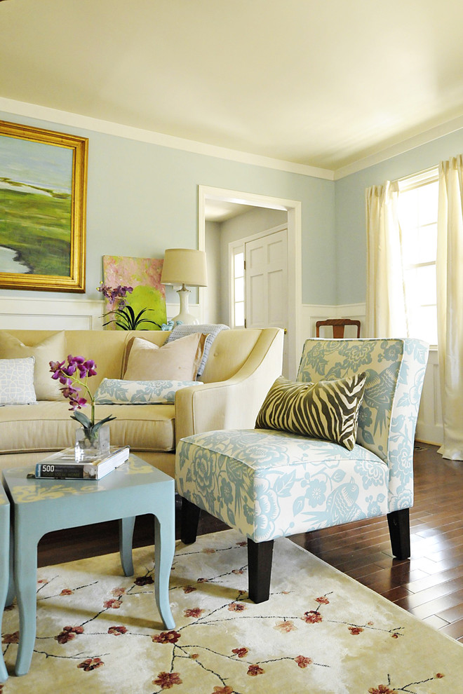 Стильный дизайн: гостиная комната в классическом стиле с синими стенами и ковром на полу - последний тренд