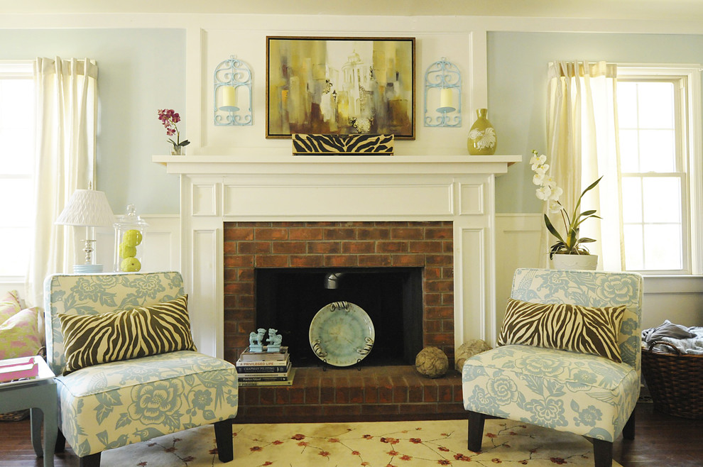 Foto de salón clásico con paredes azules, marco de chimenea de ladrillo y alfombra