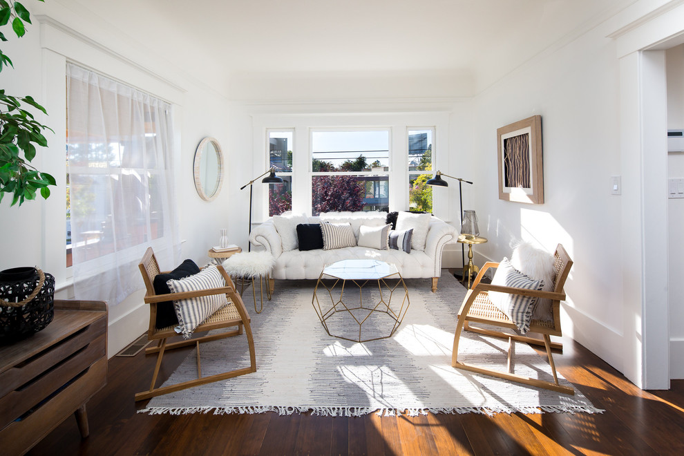 Fernseherloses, Mittelgroßes, Abgetrenntes Modernes Wohnzimmer ohne Kamin mit weißer Wandfarbe, dunklem Holzboden und braunem Boden in San Francisco