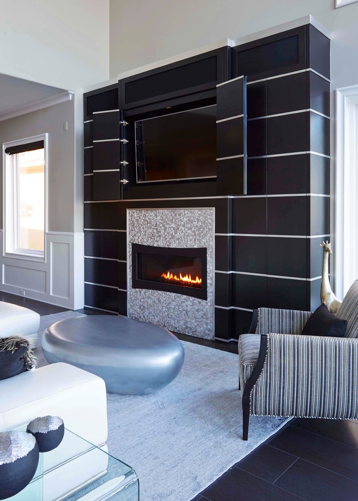 Идея дизайна: парадная, открытая гостиная комната среднего размера в стиле модернизм с фасадом камина из камня, черными стенами, полом из керамогранита, стандартным камином, скрытым телевизором и черным полом