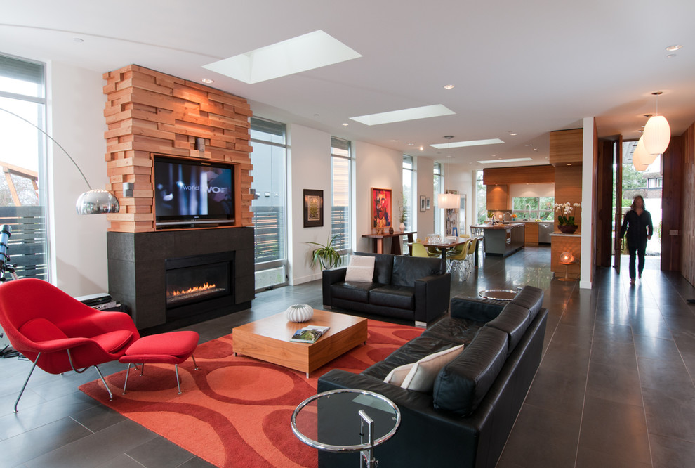 Идея дизайна: открытая гостиная комната в современном стиле с горизонтальным камином