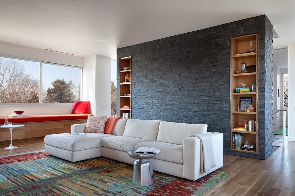 Стильный дизайн: двухуровневая гостиная комната среднего размера в современном стиле с ковровым покрытием, с книжными шкафами и полками и серыми стенами без камина, телевизора - последний тренд